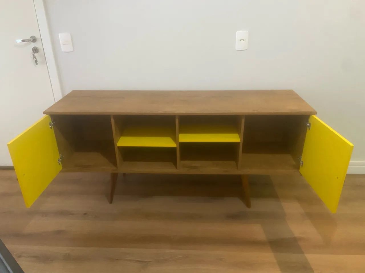 Rack retrô amarelo e amadeirado - Foto 3