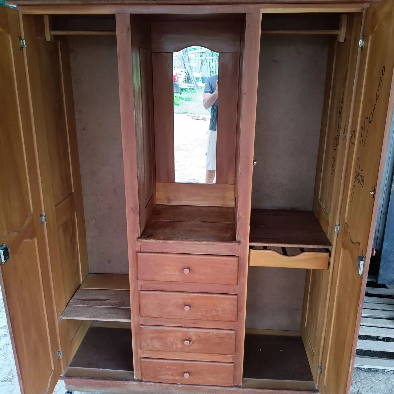 Guarda roupa de Madeira com espelho e rodinhas super conservado  - Foto 4