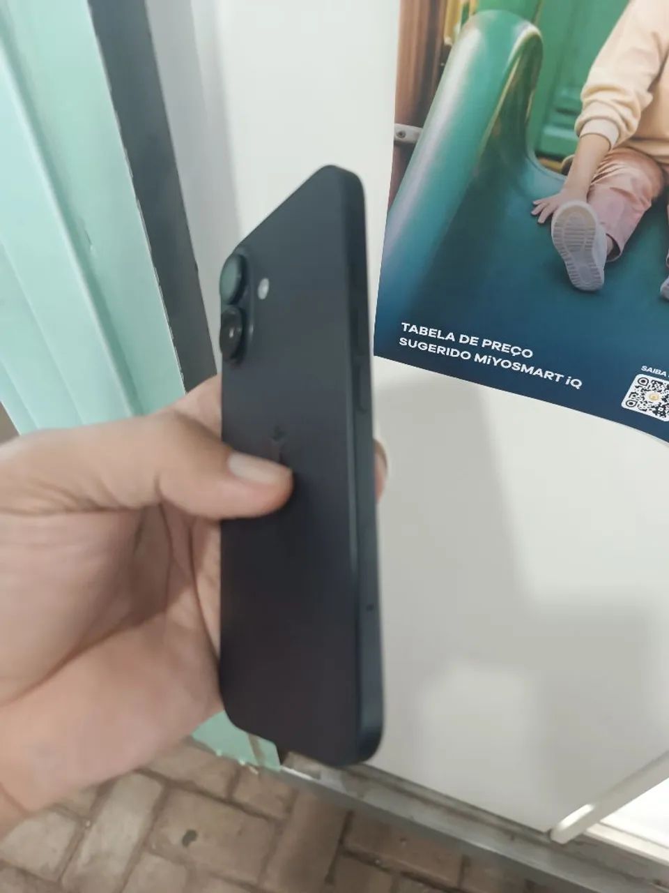 iPhone 16 128 GB com mancha na tela pouca coisa  - Foto 5