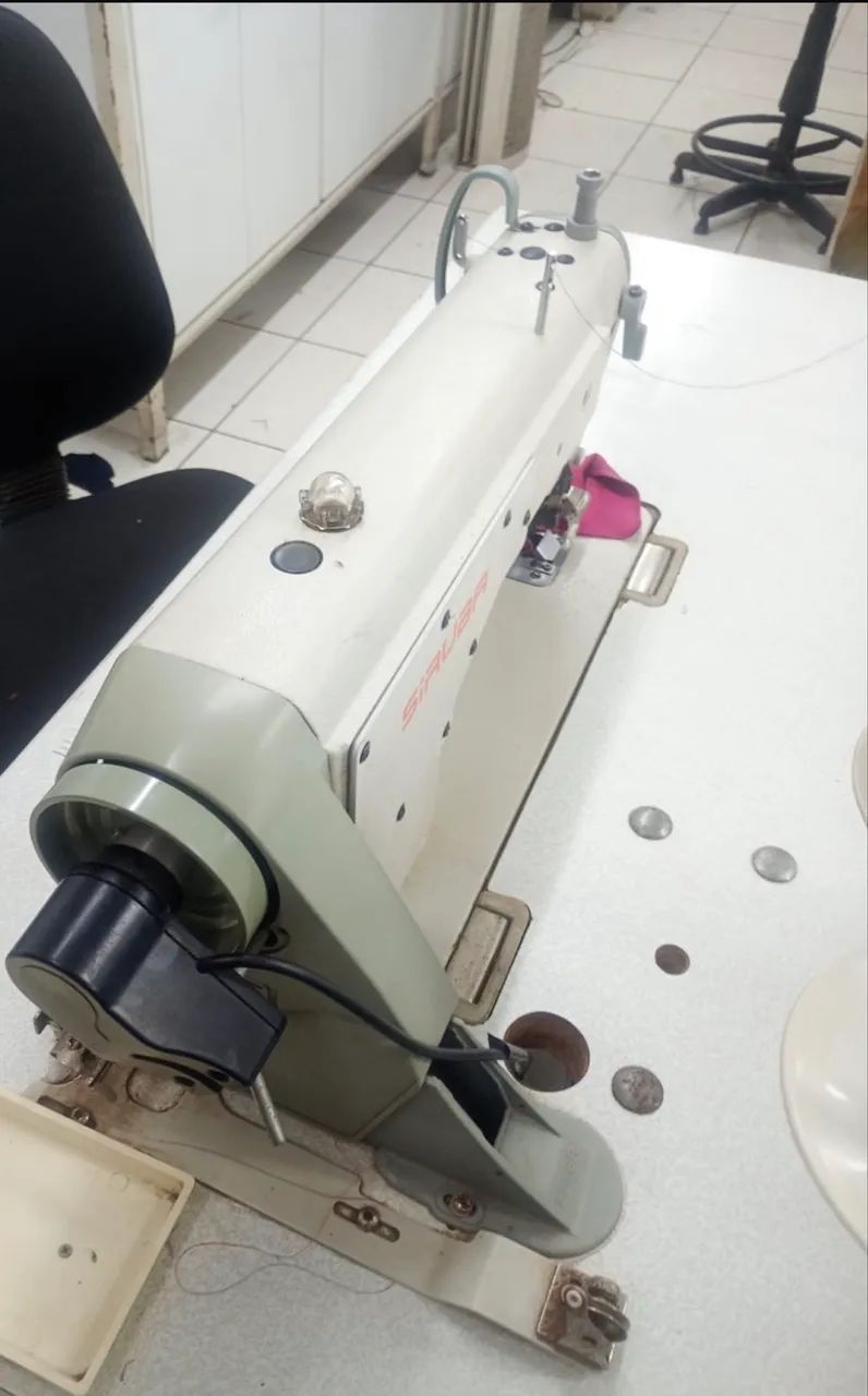 Vendo máquina reta refiladeira modelo Siruba com motor eletrônico.