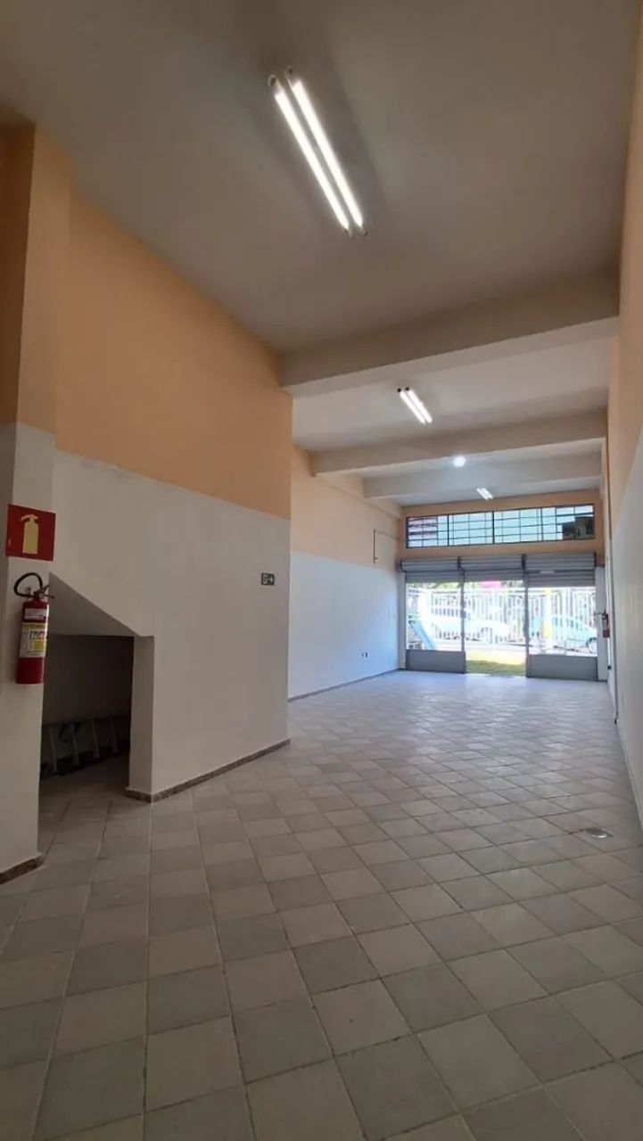 Loja 85m Bairro castelo de frente a uma praça grande e movimetada - Foto 2