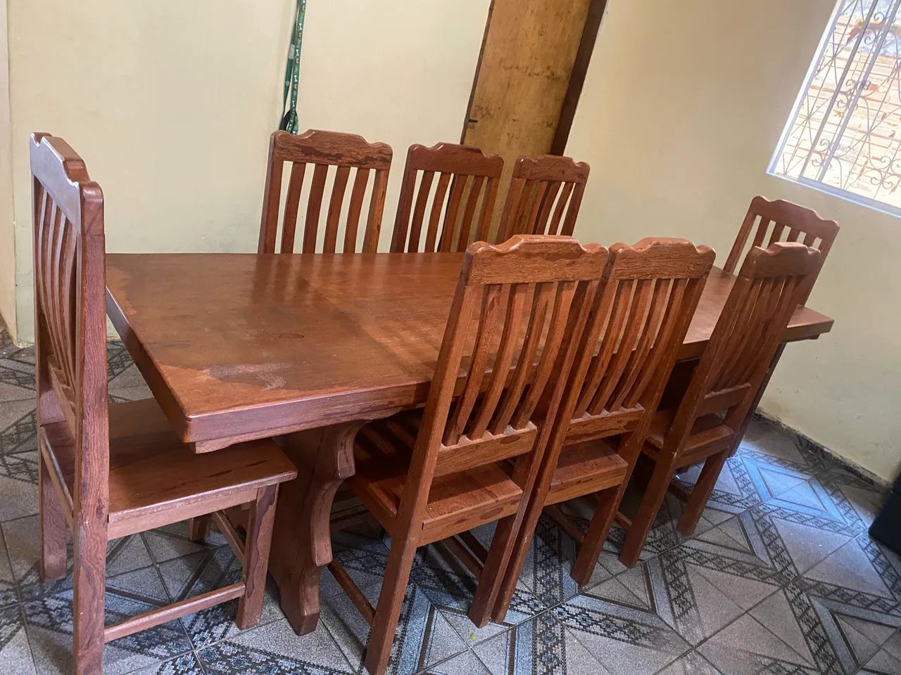 Mesa e 8 Cadeiras de Madeira Maciça semi novo. - Foto 4