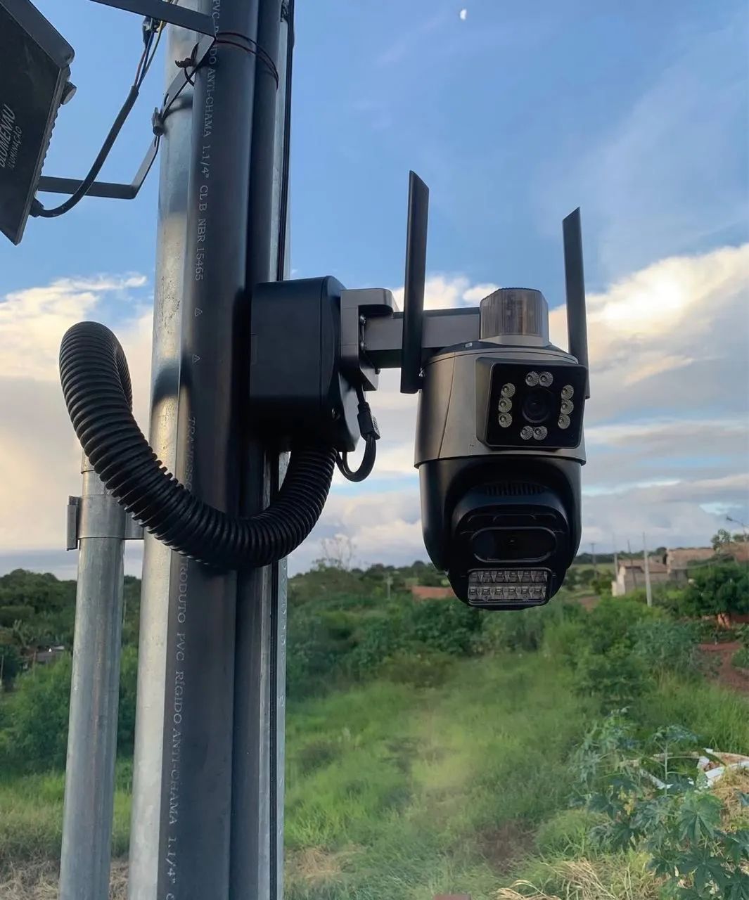 Câmera de Segurança Wi-Fi 3MP - Dupla Lente com Visão Noturna