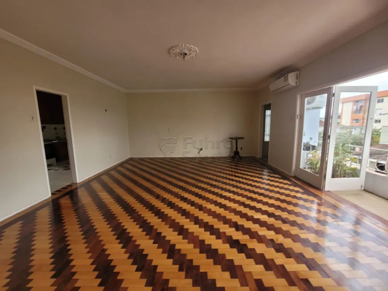 Apartamento de 3 dormitório com garagem no centro de Pelotas
