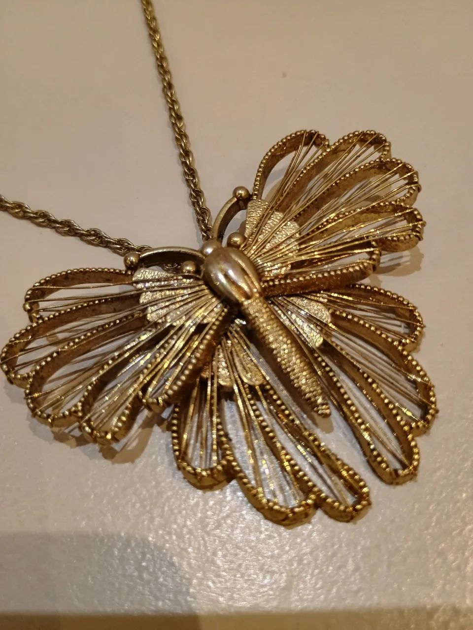 Colar Borboleta dourado Forever 21