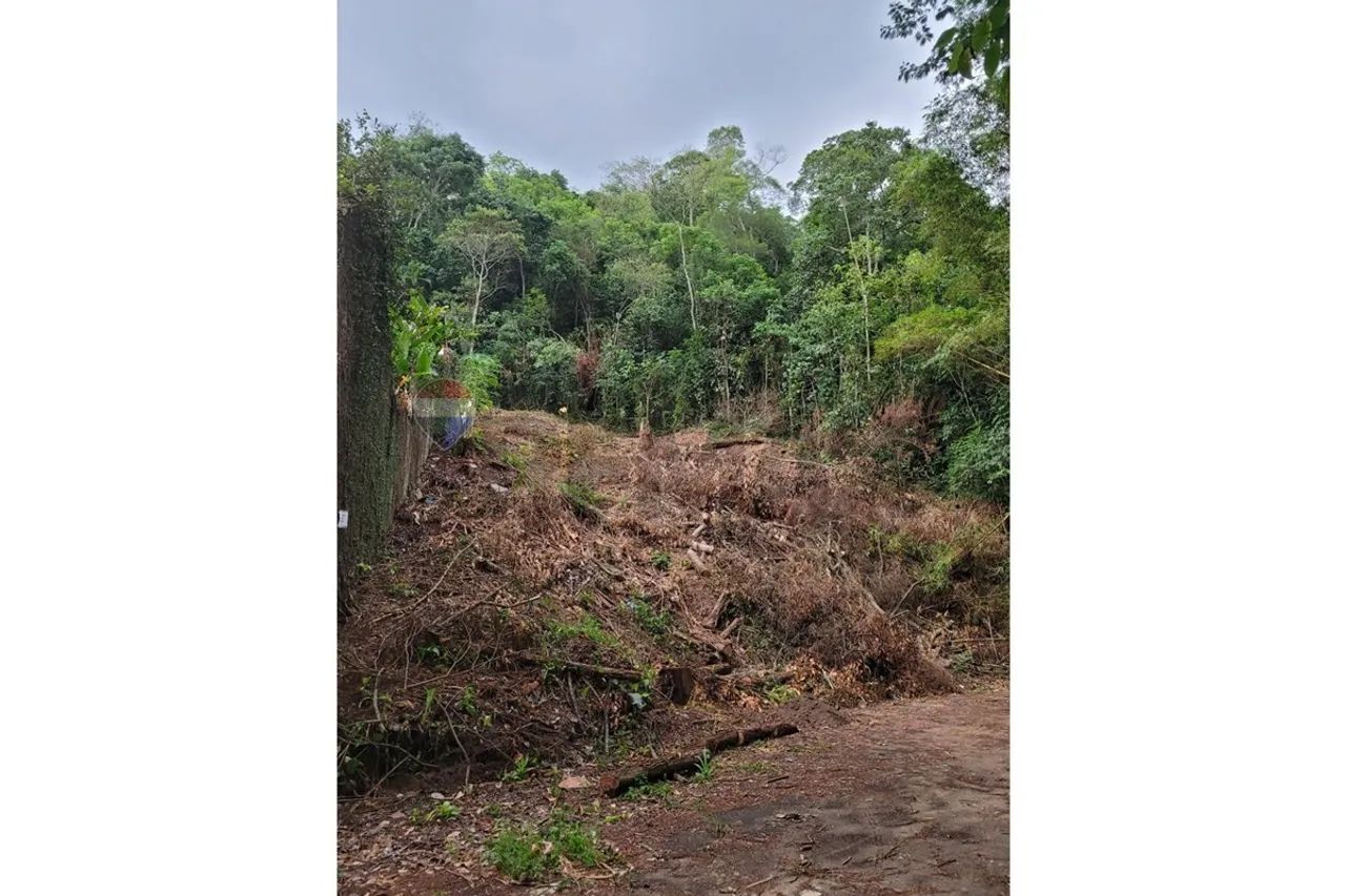 Terreno 1.400m² em Niterói: Vista e Tranquilidade