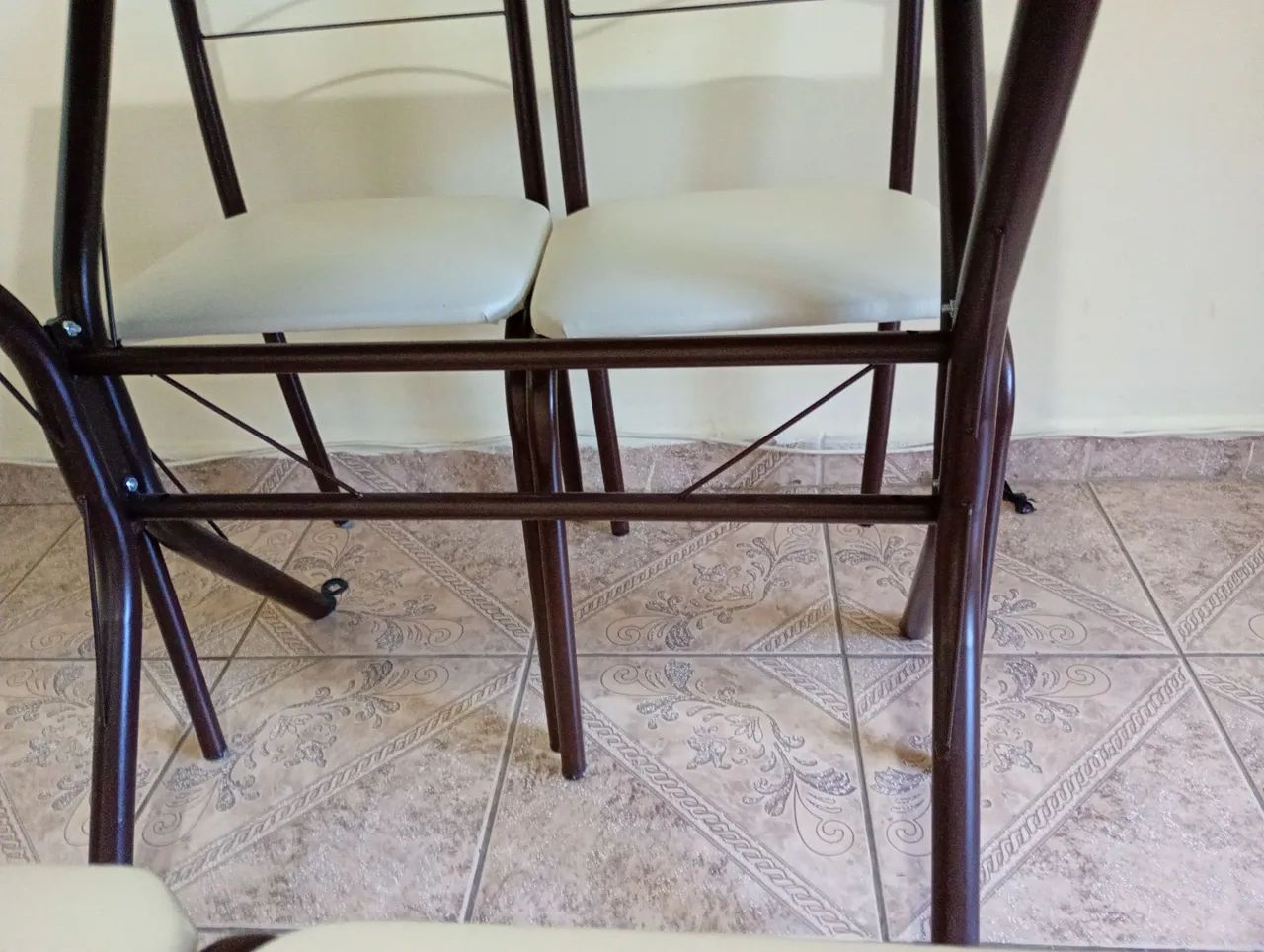 Vendo mesa de ferro com 4 cadeiras  - Foto 2
