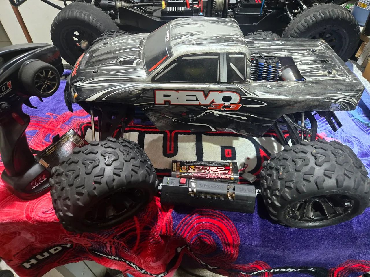Automodelo traxxas revo 3.3