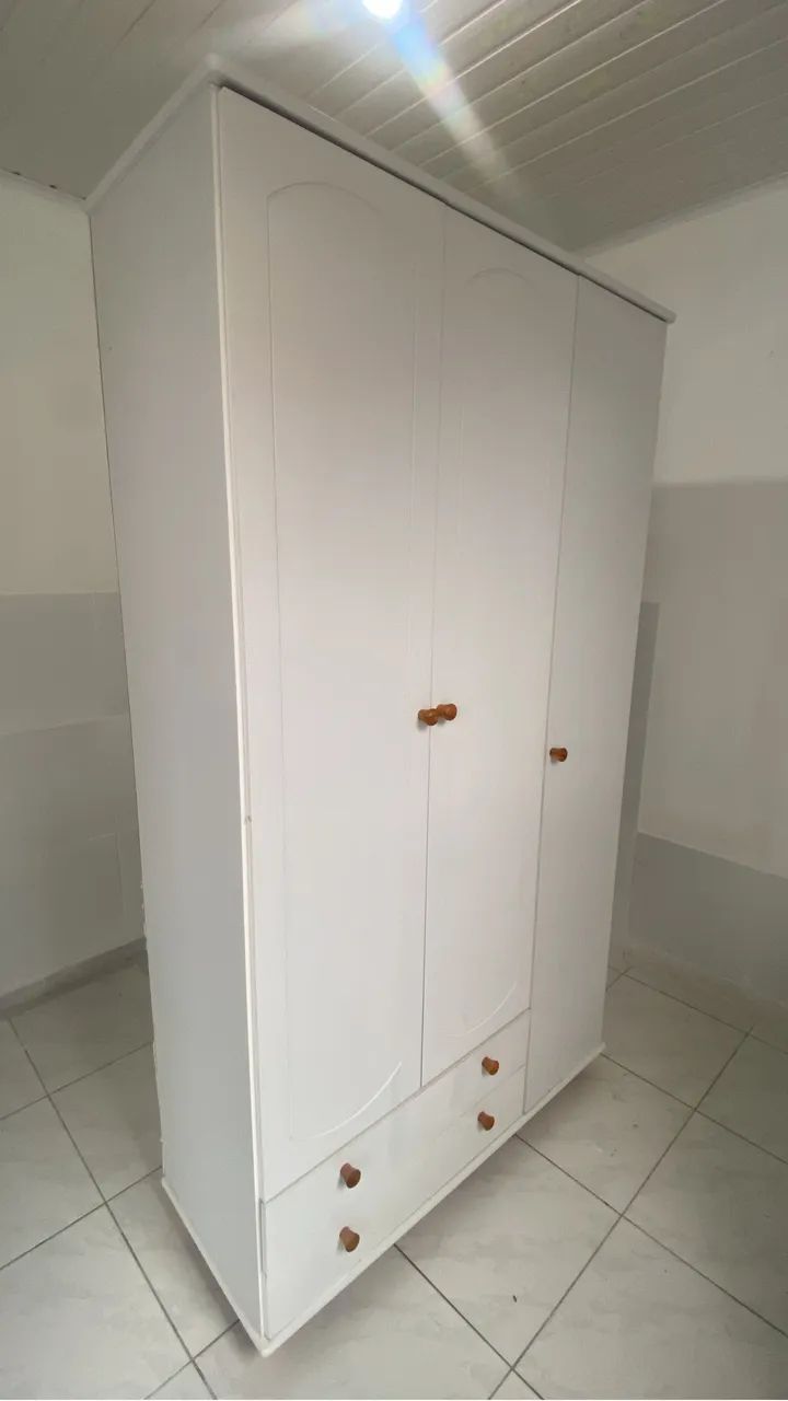 Guarda roupa branco 