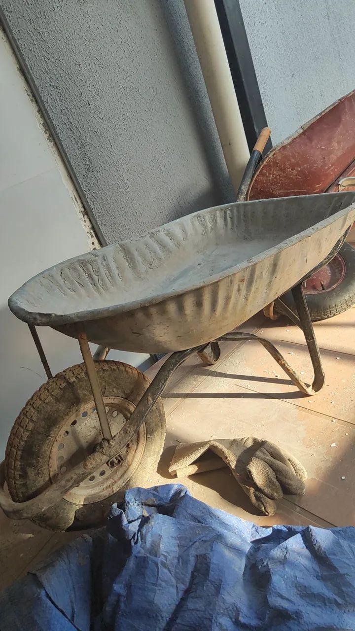 Carrinho de mão de obra.90,00 cada