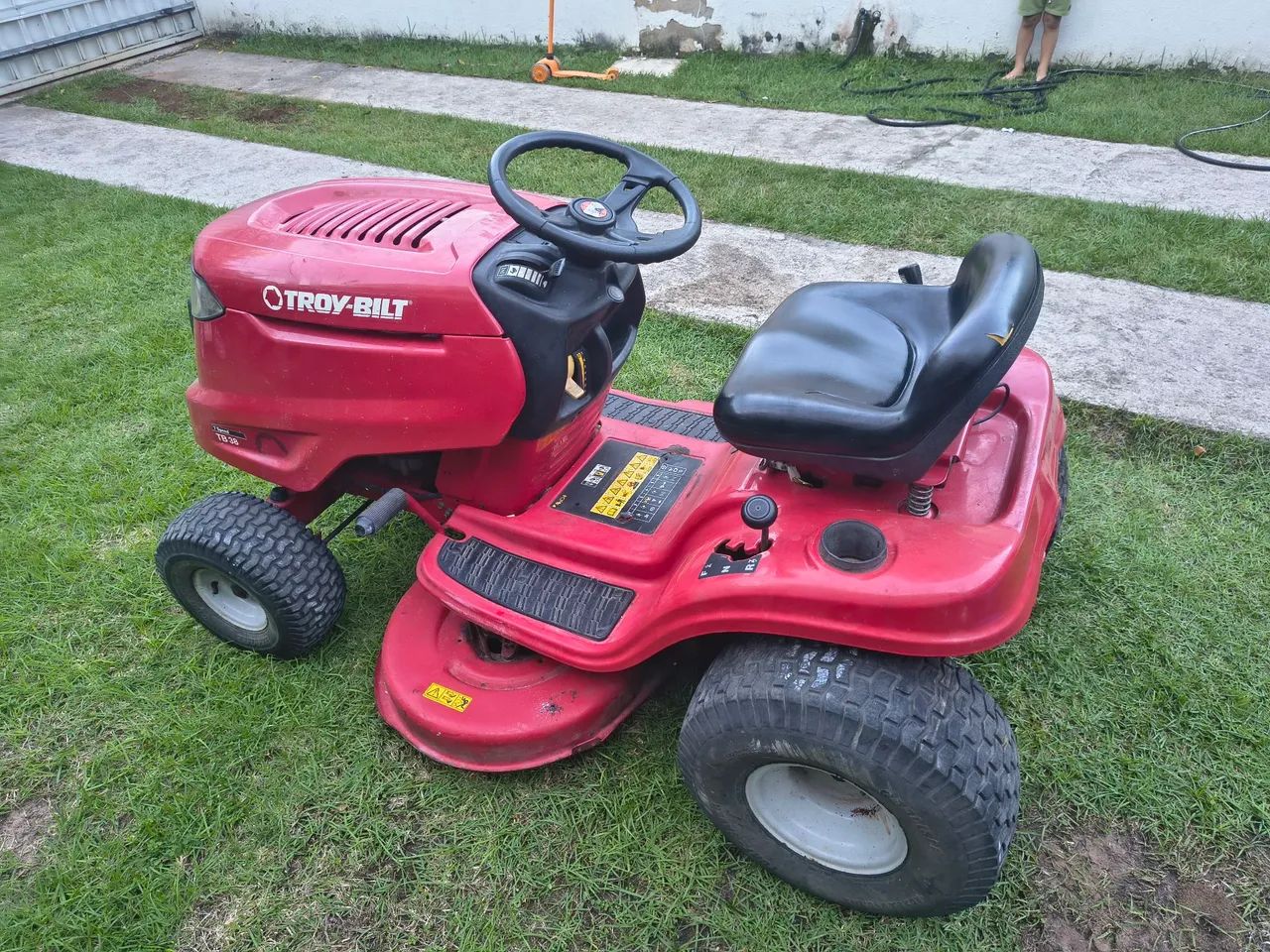 Trator cortador de grama 