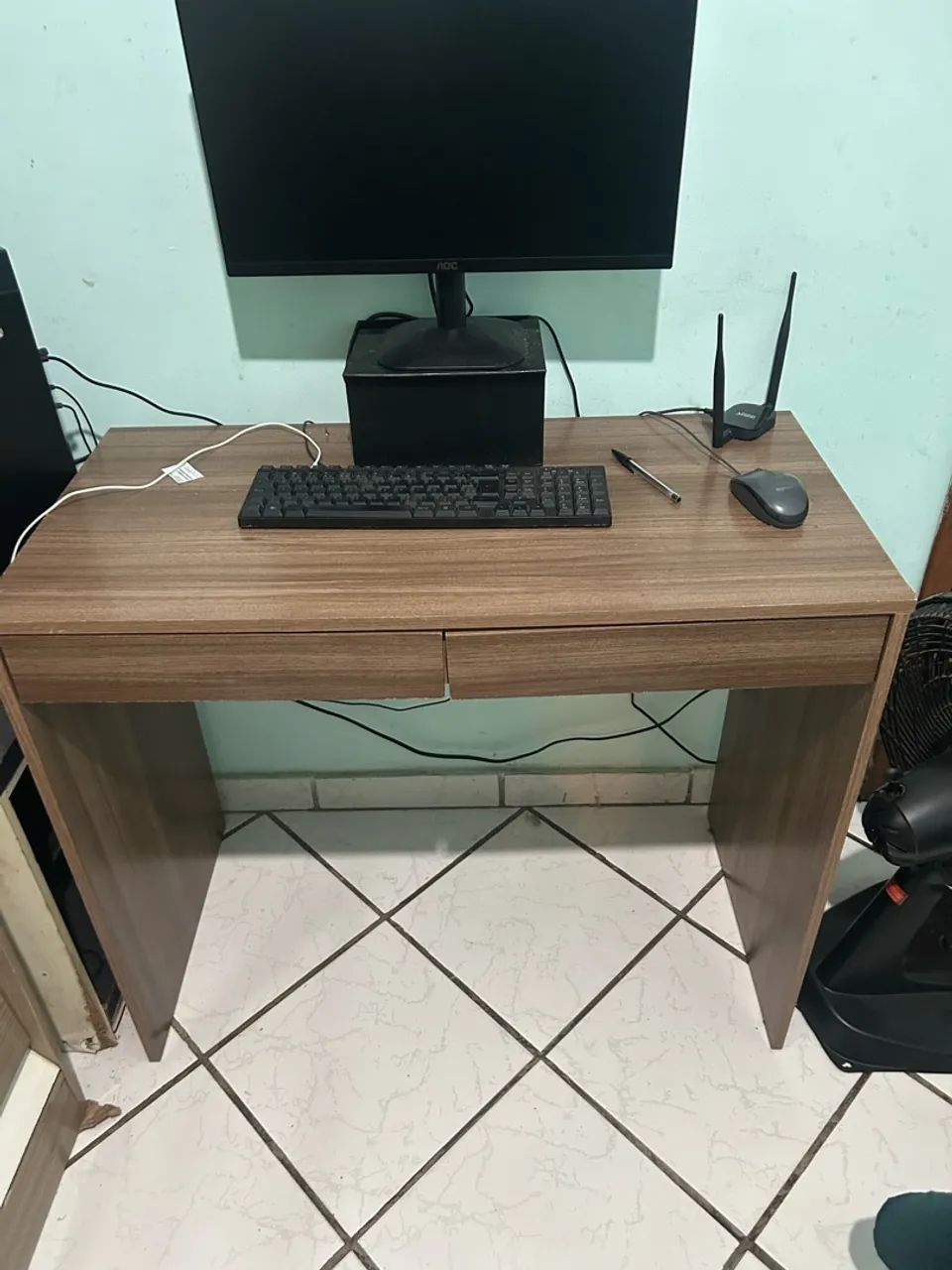 Escrivaninha com duas gavetas 