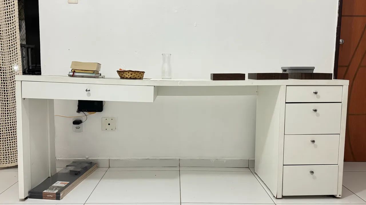 Escrivaninha / Penteadeira Branca com Gaveteiro e Nichos