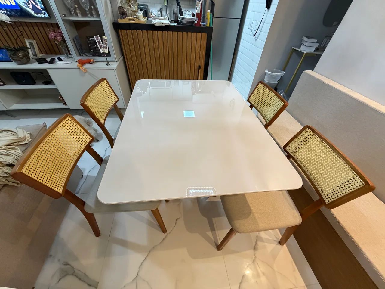 Mesa de jantar com tampo de vidro, com base de madeira maciça com 04 cadeiras de madeira  - Foto 2