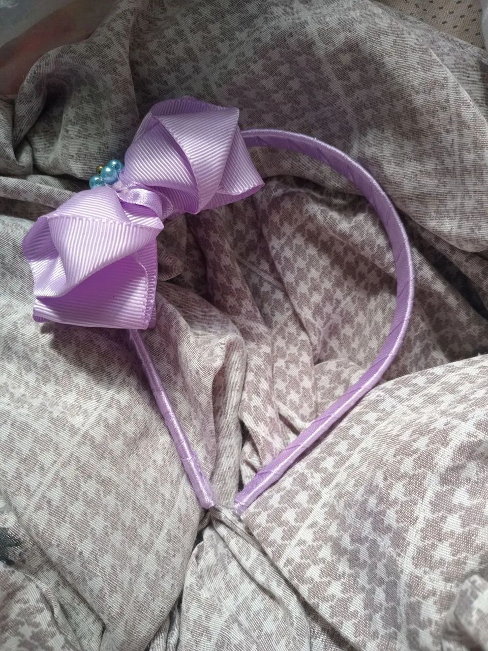 Tiara/Arco Roxo com Laço e Pérolas - Muito Linda  - Foto 3