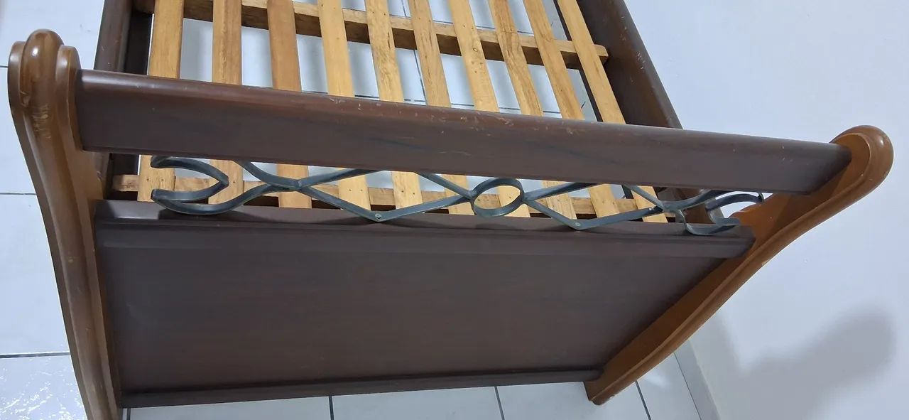 Vendo cama de solteiro madeira maciça - Foto 3
