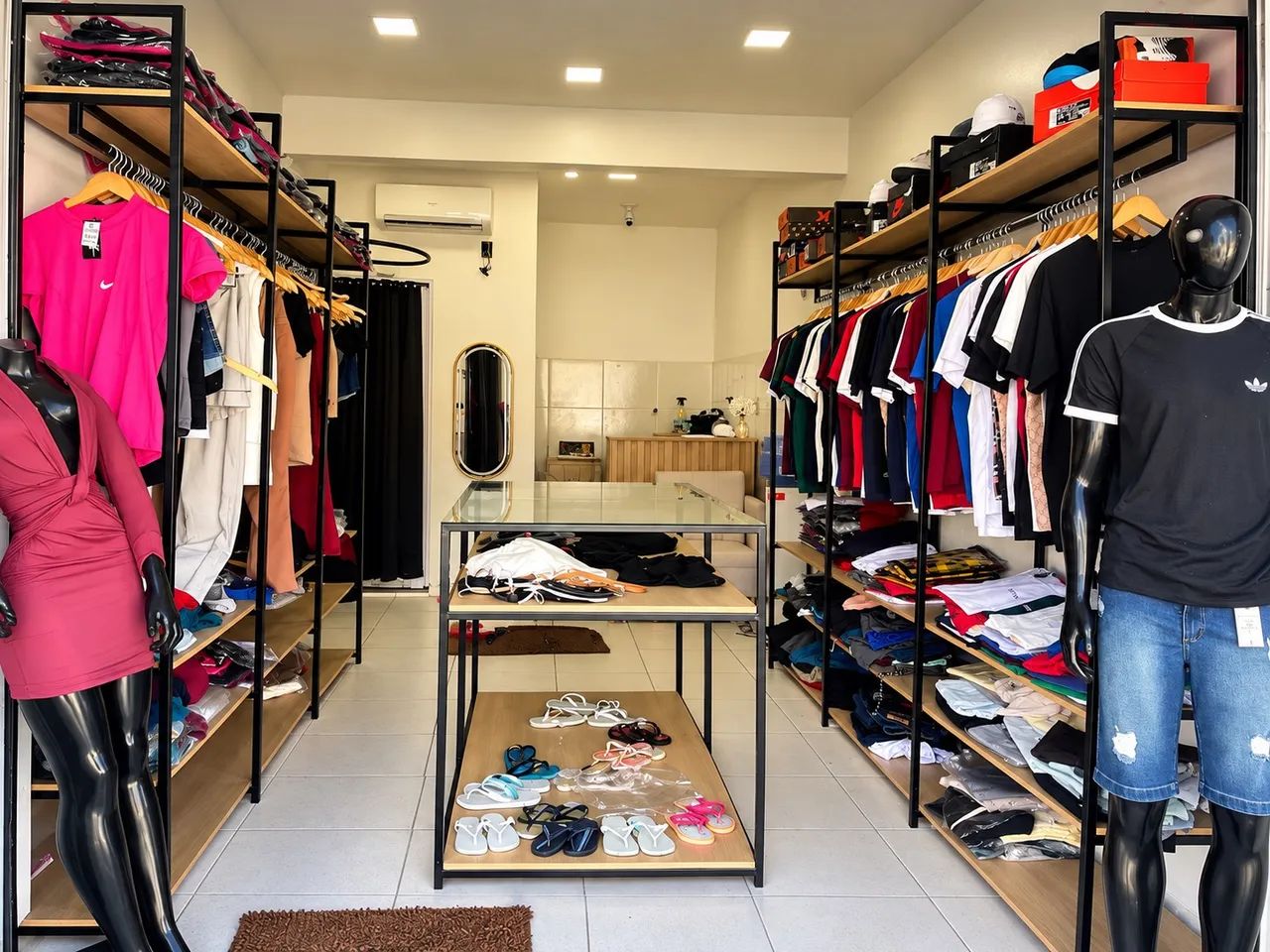 VENDO LOJA DE ROUPA COM ALUGUEL JÁ PAGO !! - Foto 3