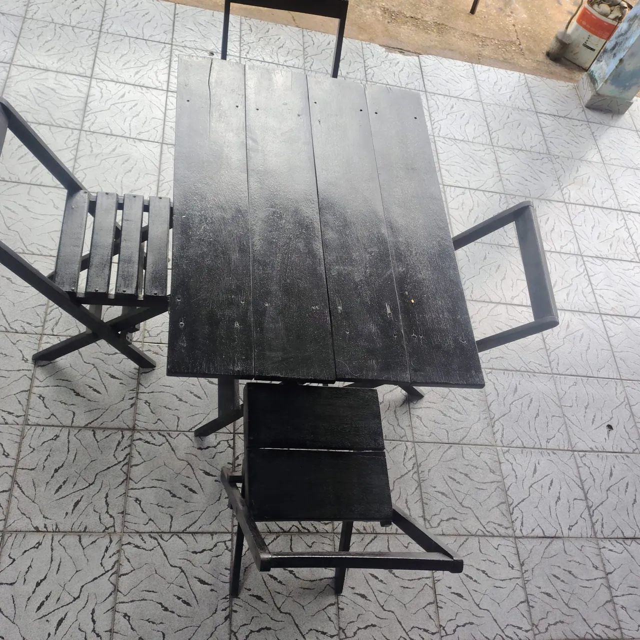 3 Conjunto de mesas e cadeiras 