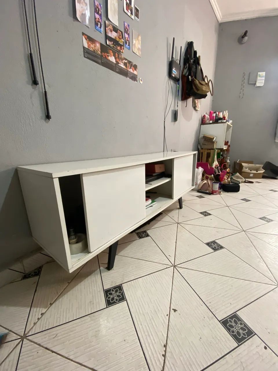 Rack para sala com três compartimentos e portas de correr 
