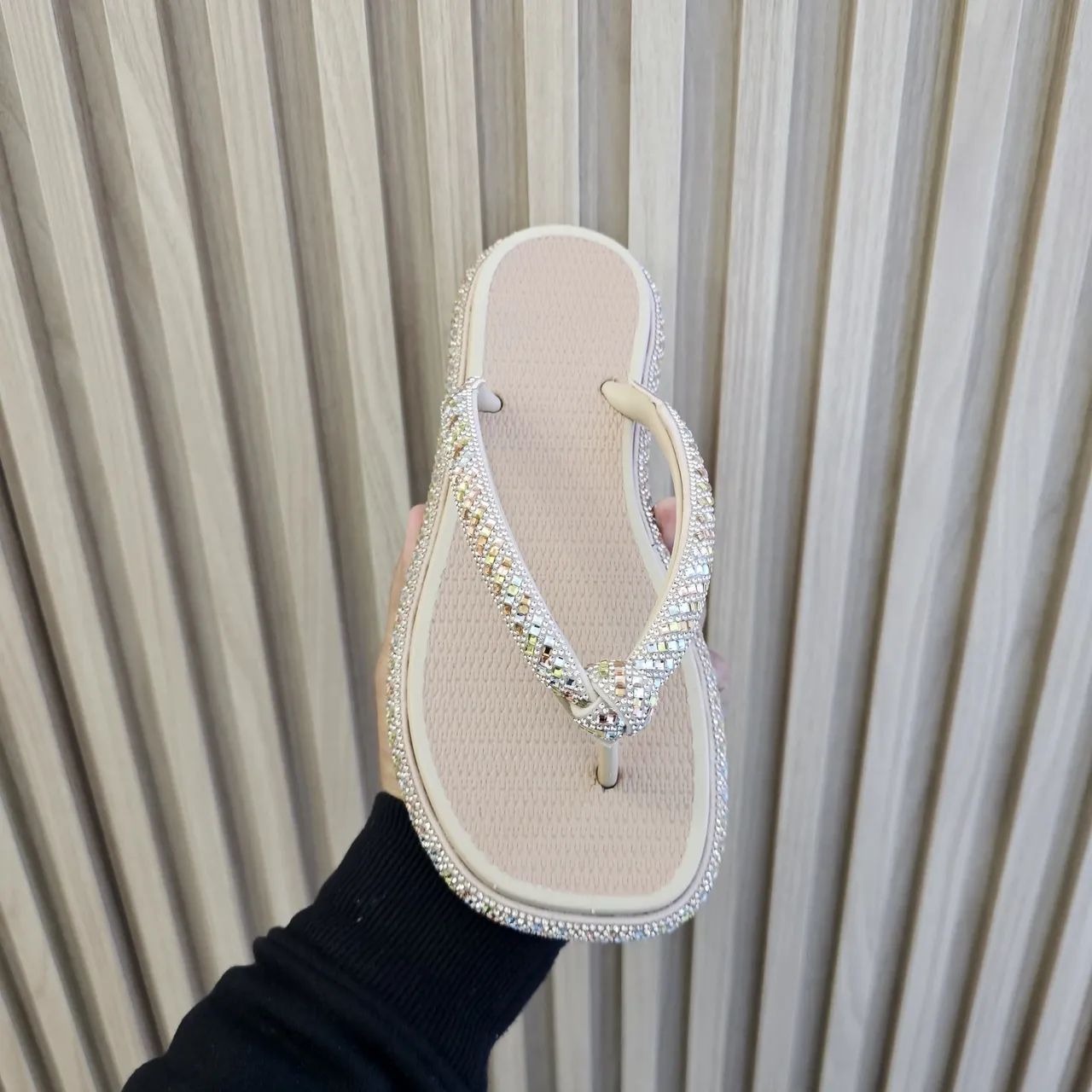 Chinelo Feminino com Strass - Elegância e Conforto