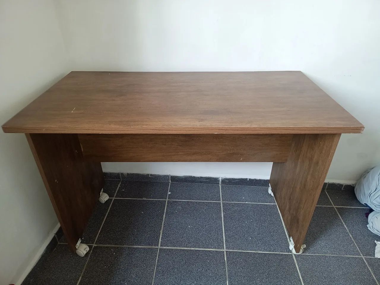 Mesa e cadeiras de escritório 
