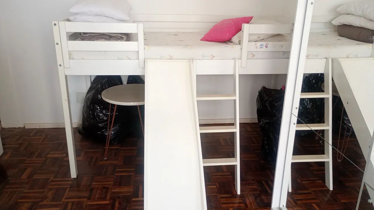 Vendo cama com escada e escorregador e cama auxiliar