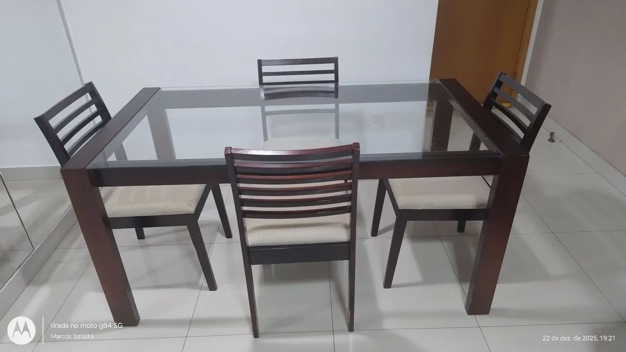 Mesa de Jantar + 4 Cadeiras