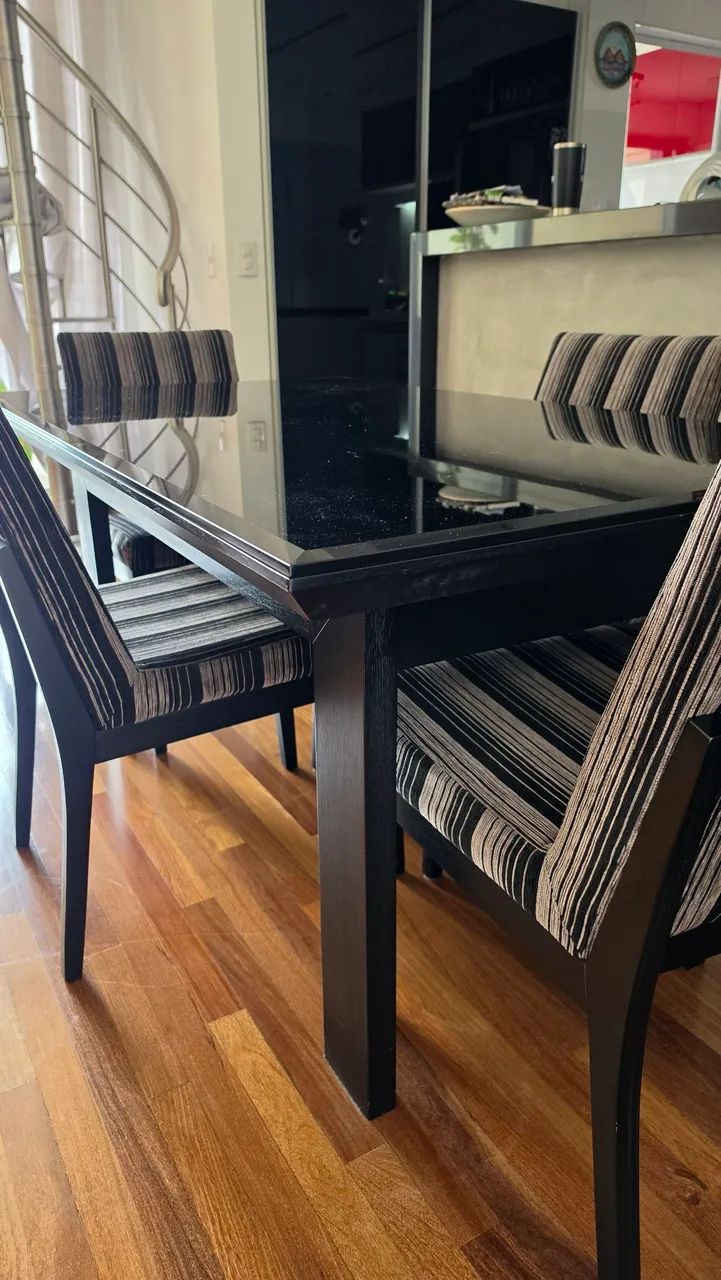 Mesa com vidro preto e 6 cadeiras - Foto 4