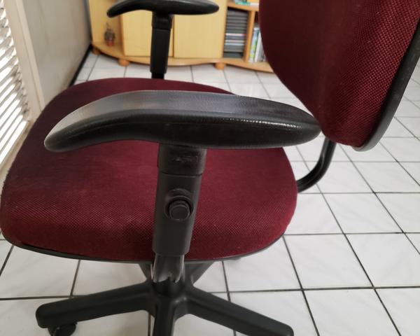Cadeira para escritório giratoria com ajuste de altura e braços - Foto 3