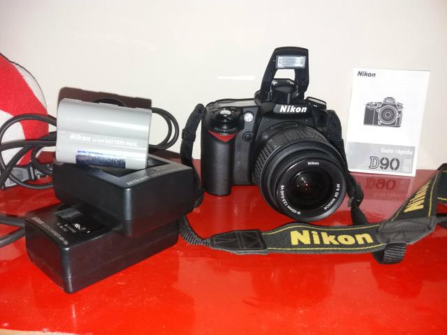Nikon D90 com lente e acessórios
