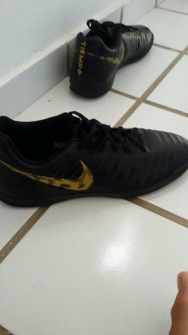 Chuteira tiempo preto com dourado