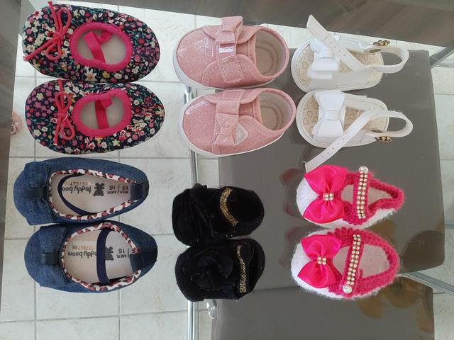Vendo lote de calçados e roupa para bebê. ( LEIA A DESCRIÇÃO)