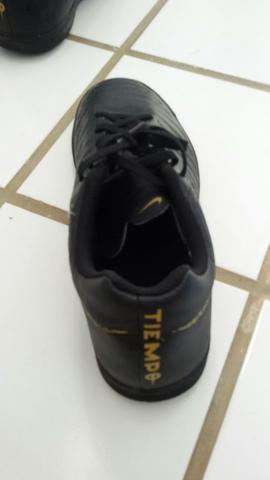 Chuteira tiempo preto com dourado - Foto 2