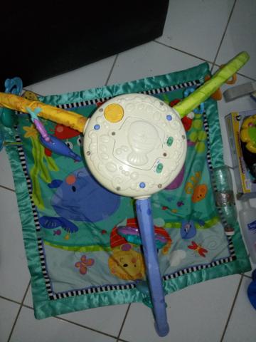 Vende se ou troca se tapete interativo da Fisher price toca musica e acende luzes - Foto 3