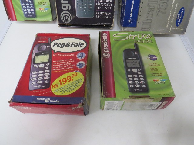 lote de celulares antigos na caixa - Foto 4