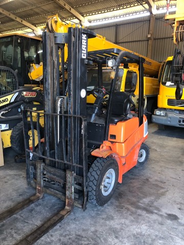 Empilhadeira Clarck 2,5T glp 2012