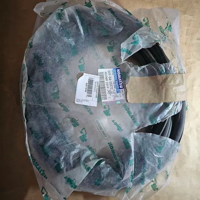 Escavadeira komatsu borracha guarnição vidro nova original 20Y5435372 - Foto 2