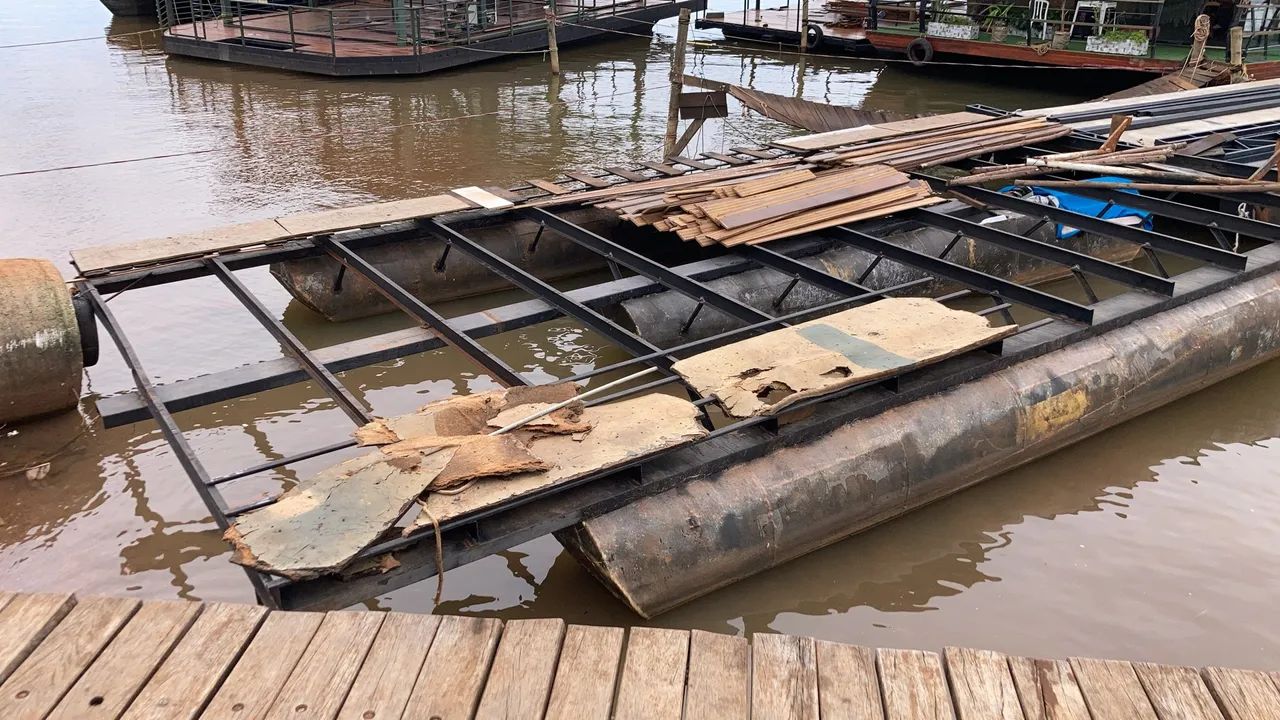 Vendo Estrutura com Motor para Flutuante.