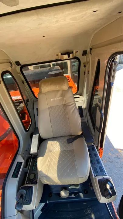 Escavadeira Esteira Doosan Solar 300LCV  - Foto 5
