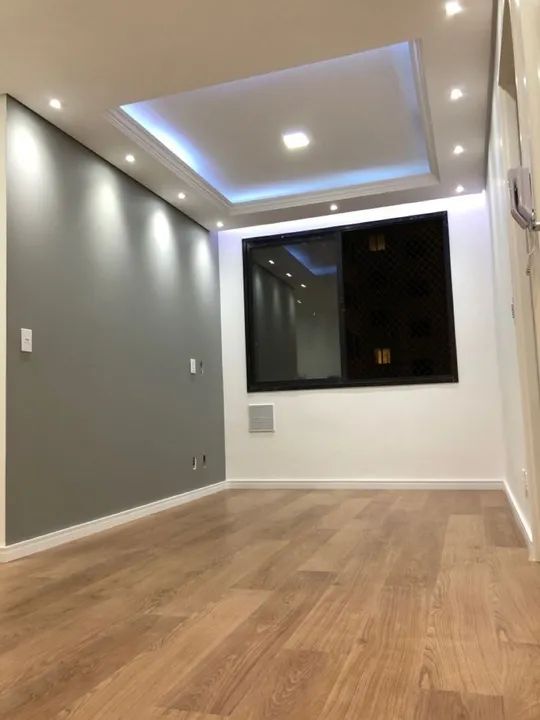 Teto decorado com sanca e iluminação