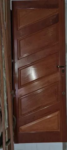 Porta de madeira em Angelim