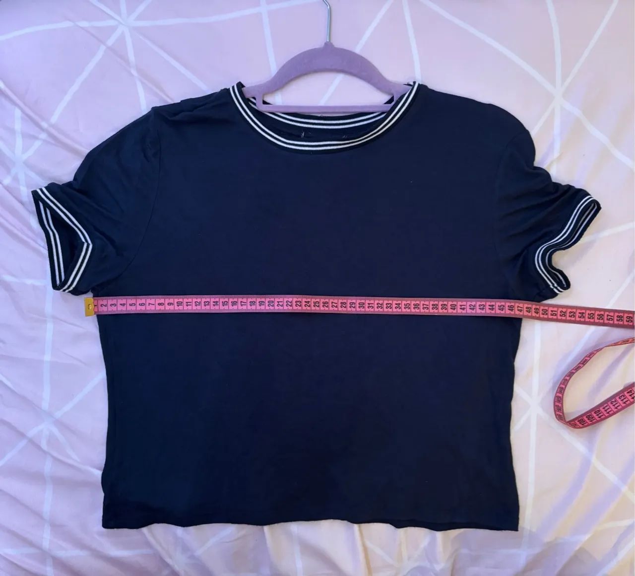Camiseta básica azul marinho com detalhes - Foto 4