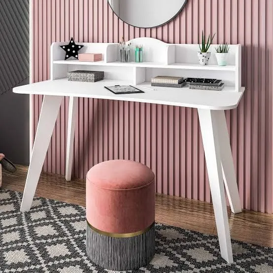 Mesa de estudo branca com prateleira