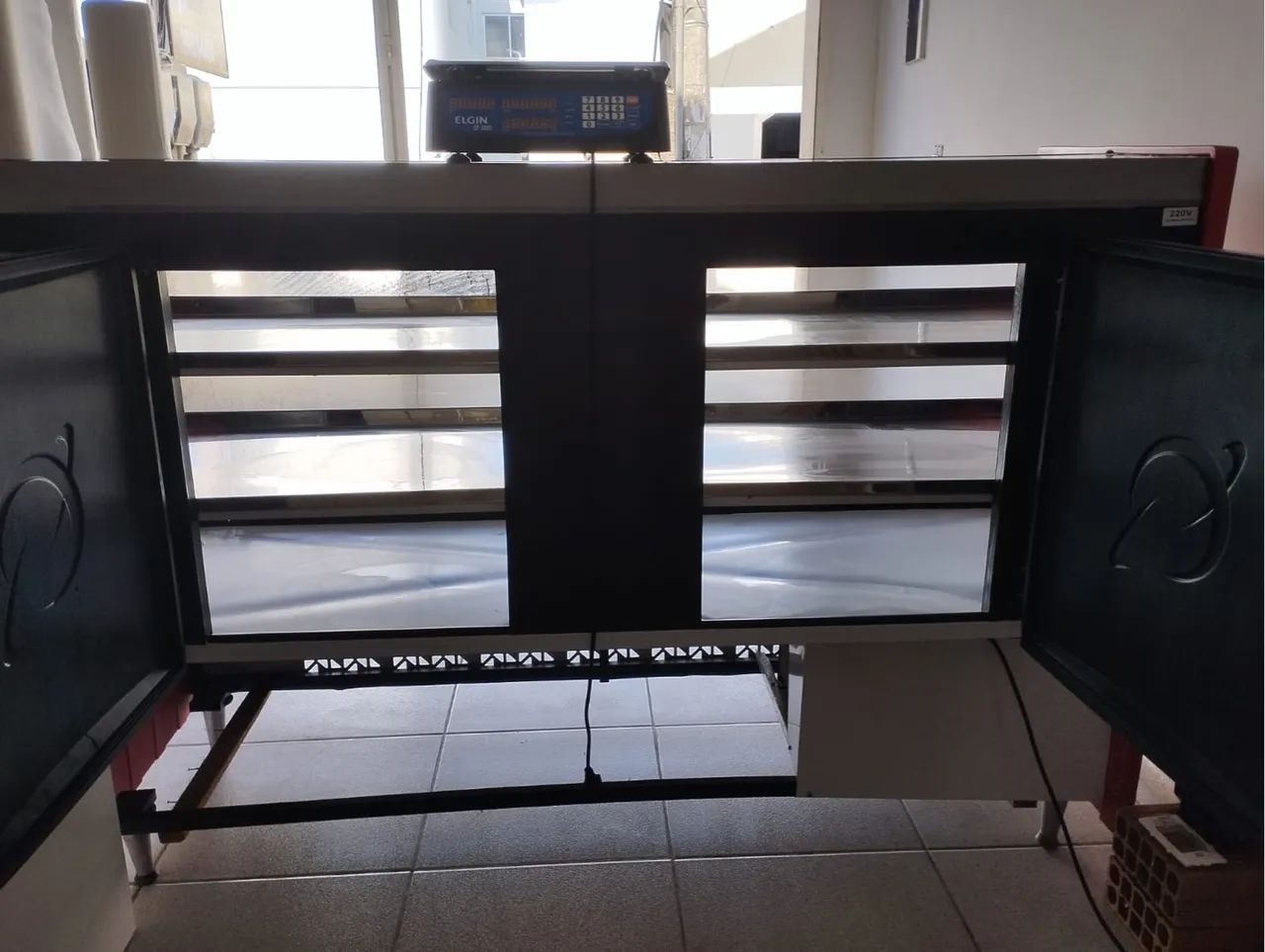 VENDO BALCÃO REFRIGERADO COM LUMINÁRIA, BANDEJAS DE INOX, GELANDO SUPER BEM. - Foto 5