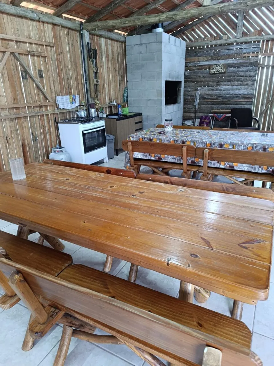 Mesa de madeira rústica com bancos