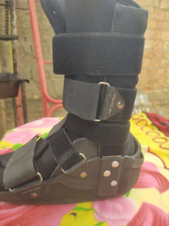 Bota ortopédica para recuperação de fratura
