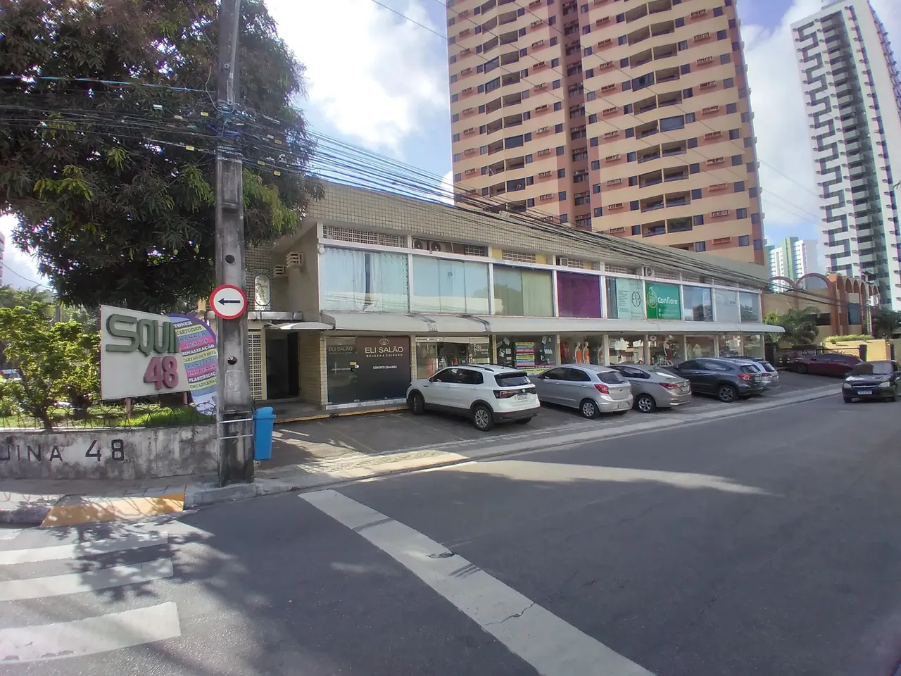 Loja no primeiro andar de centro comercial. Aluguel R$2.000 + taxas.