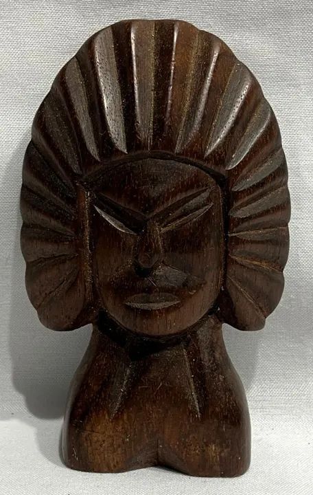  Antiga e Belíssima escultura em jacarandá, representando figura indígena - Foto 6