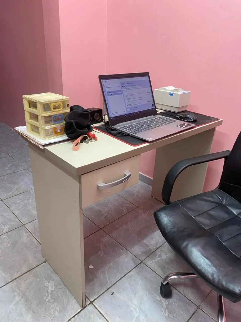 Mesa de escritório com gaveta e acessórios