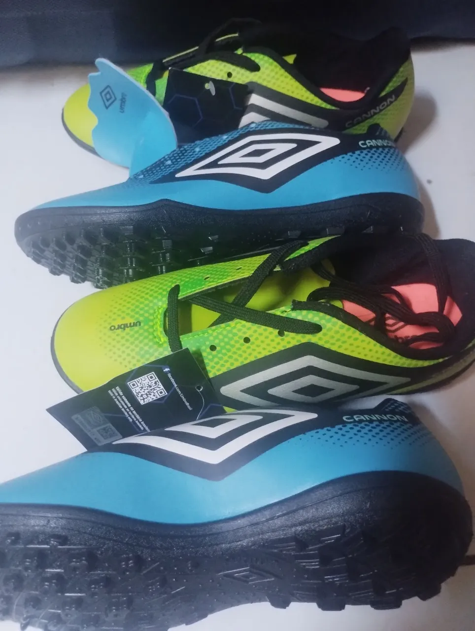 Chuteiras Umbro Cannon - Cores Vibrantes!